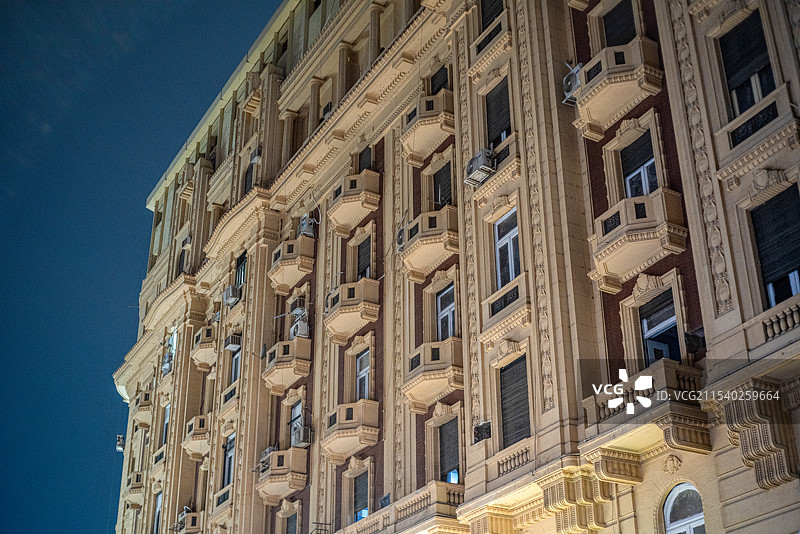 埃及开罗市中心欧式建筑暮色下的风光图片素材