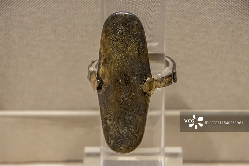 辽宁省博物馆“辽金历史文化主题文物展”：鎏金银鞲（辽，辽宁彰武朝阳沟二号墓出，辽宁文物考古研究院藏）图片素材