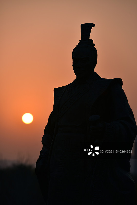 咸阳湖古渡廊桥石扶苏雕塑剪影图片素材