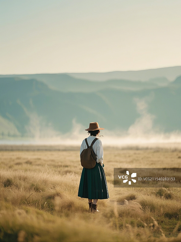 站在草地上的女人的后视图图片素材