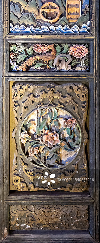 云南大理巍山等觉寺太阳宫内明代木雕六扇屏风图片素材