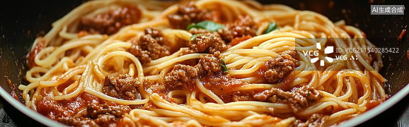 【AI数字艺术】完美烹饪的意大利面配浓郁肉酱，细腻纹理，色彩鲜艳，干净的白色背景，适合食品展示概念。图片素材