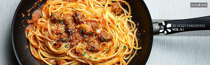 【AI数字艺术】完美烹饪的意大利面配浓郁肉酱，细腻纹理，色彩鲜艳，干净的白色背景，适合食品展示概念。图片素材