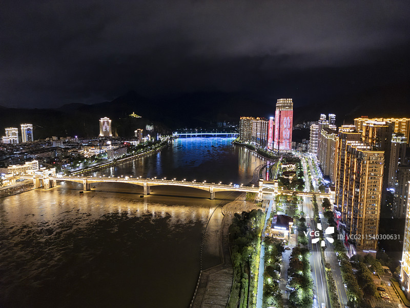 青田县夜景灯光秀航拍，繁华的县城城市亮化，浙江丽水图片素材