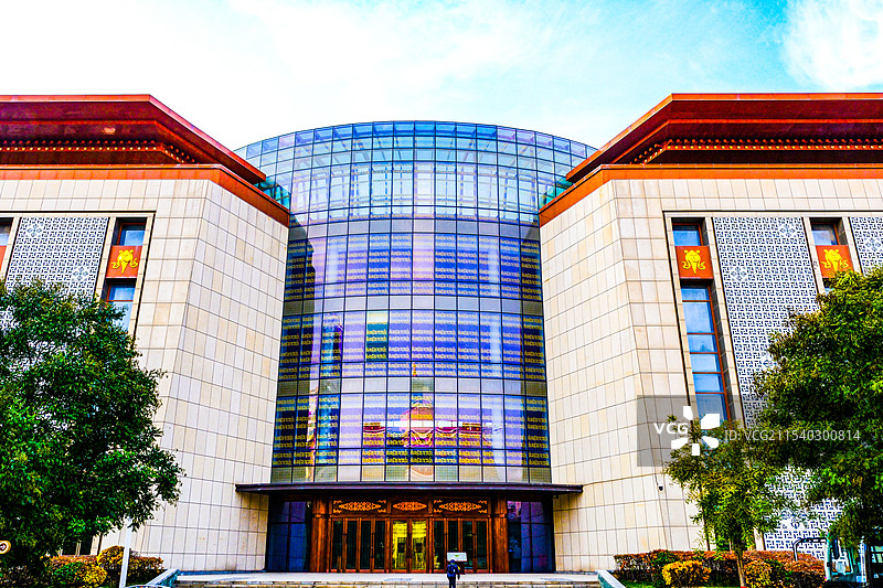 中国青海西宁，青海藏文文化博物馆，青海藏医药文化博物馆，建筑，建筑外部，西宁城市风光，青藏高原自然博图片素材