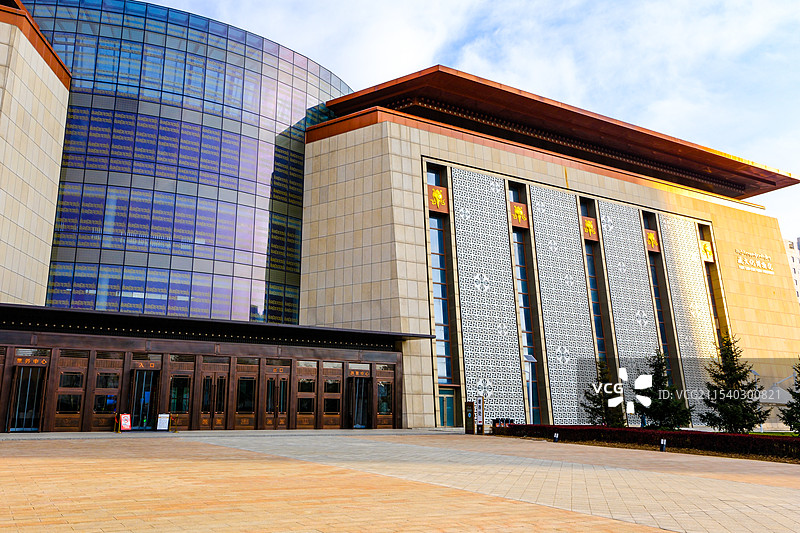 中国青海西宁，青海藏文文化博物馆，青海藏医药文化博物馆，建筑，建筑外部，西宁城市风光，青藏高原自然博图片素材