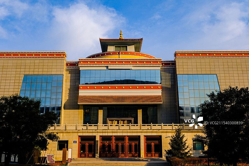中国青海西宁，青海藏文文化博物馆，青海藏医药文化博物馆，建筑，建筑外部，西宁城市风光，青藏高原自然博图片素材