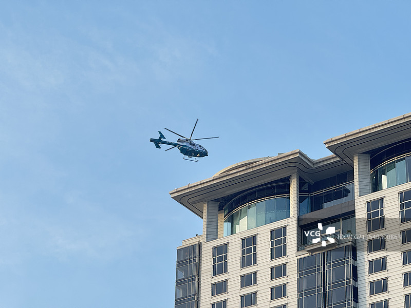 直升飞机低空飞行图片素材