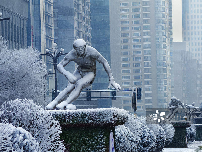 运动姿态的雕塑图片素材