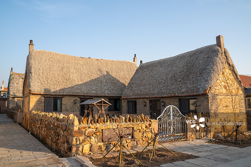 山东威海荣成烟墩角村海草房民宿图片素材