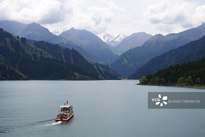 游船游览天山天池图片素材