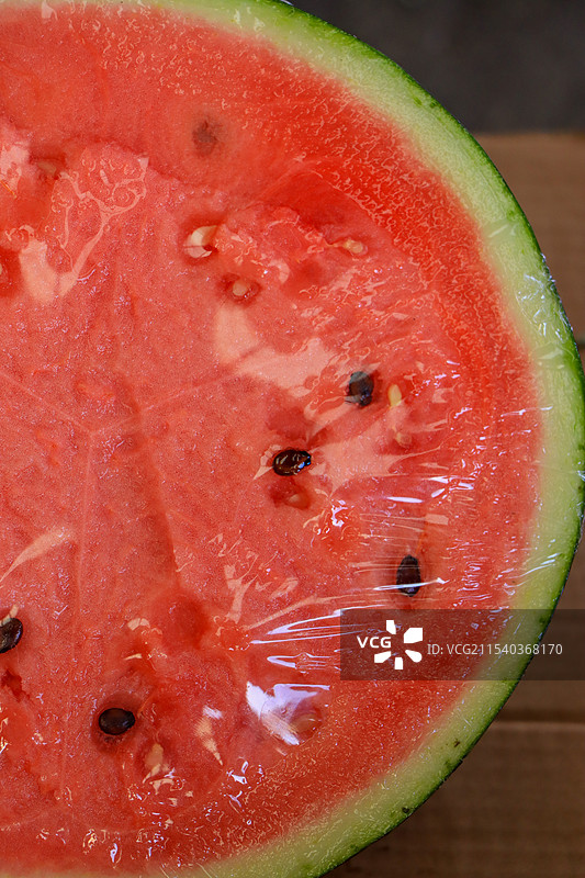 桌上西瓜的高角度视图图片素材