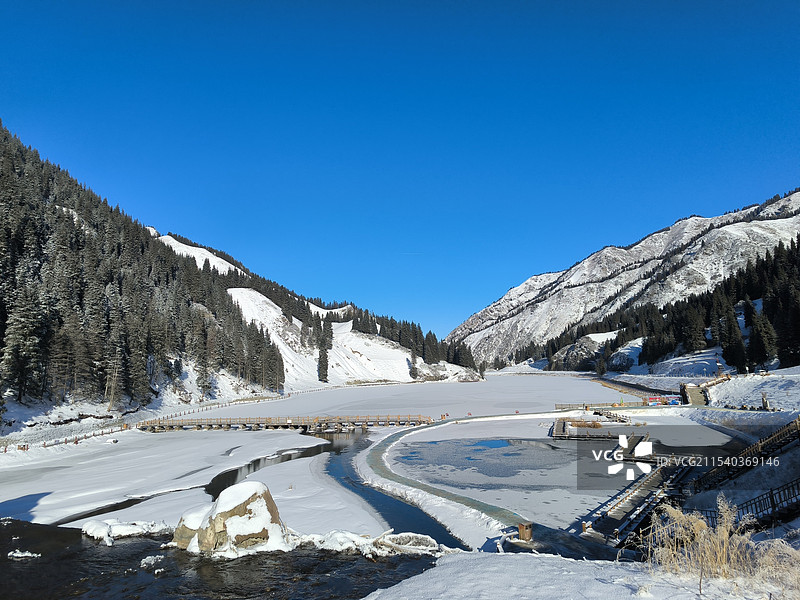 蓝天映衬下的天山大峡谷照壁山风景区图片素材