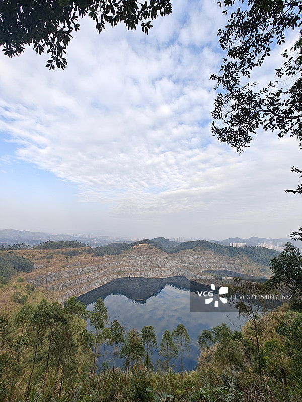 石牙顶天坑蓝眼睛图片素材