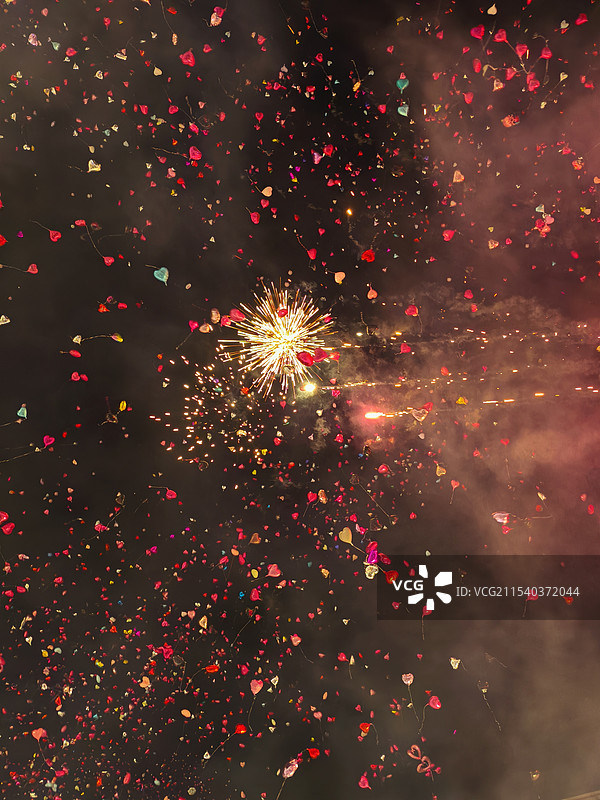 夜间烟花表演的低角度视角图片素材