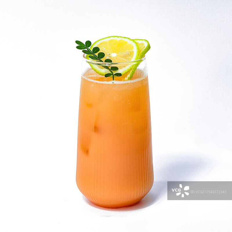 白色背景下的饮料特写镜头图片素材