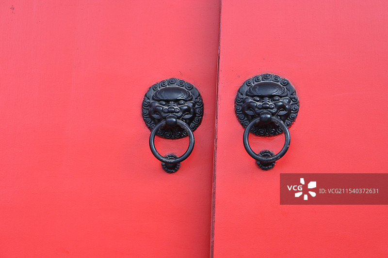 中式红门上的金属把手图片素材