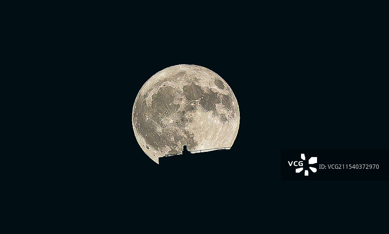 夜晚月亮对天空的低角度视图图片素材