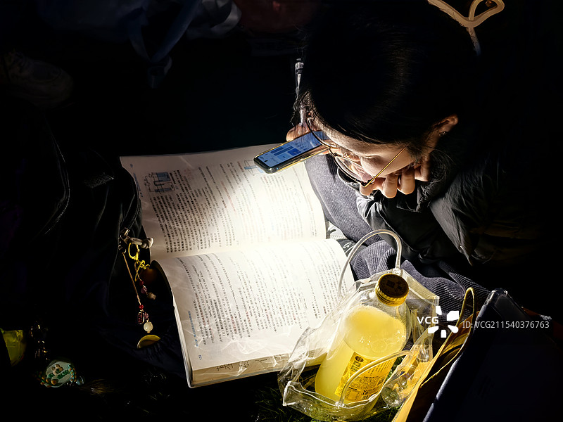 跨年夜的静谧之光图片素材