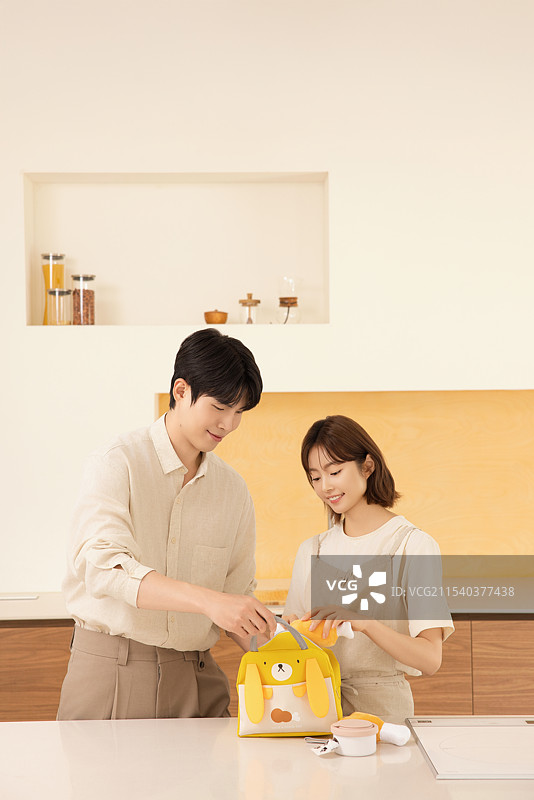 一对夫妇正在为他们的狗准备用品图片素材