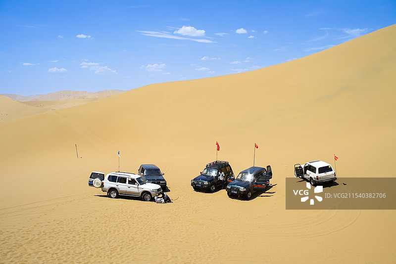 阿拉善巴丹吉林沙漠里几辆越野车在休息图片素材