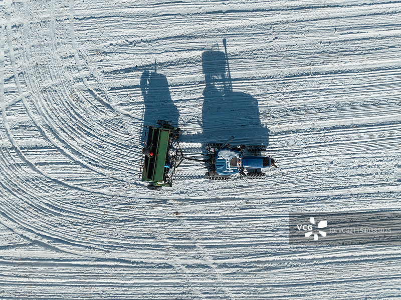 赛里木湖冬天压雪车图片素材