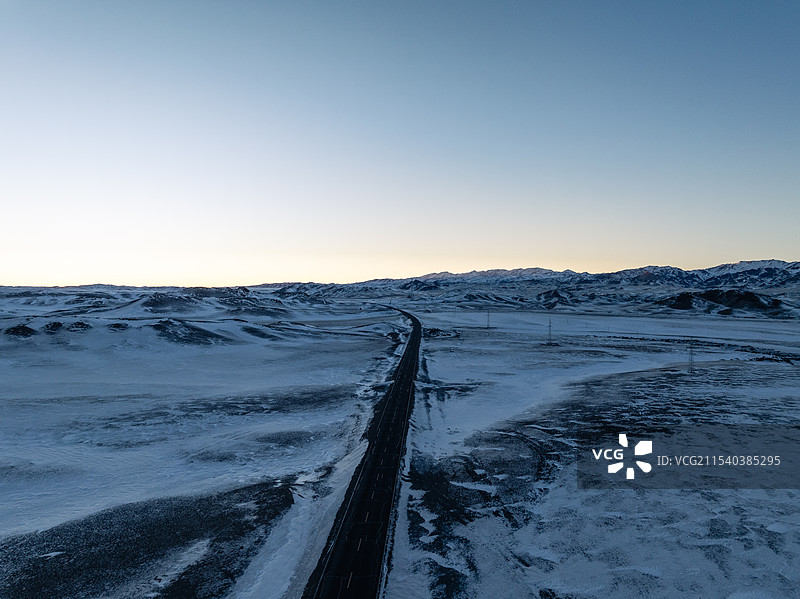 新疆托里县冬天道路晚霞风光图片素材