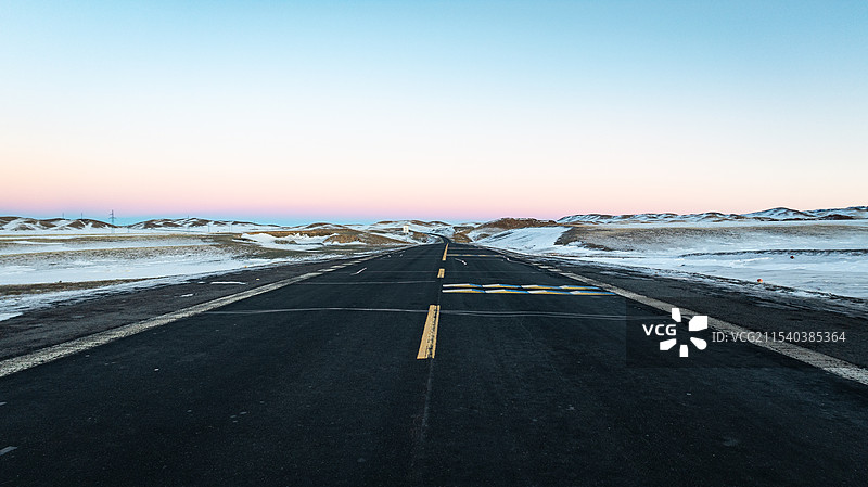 新疆托里县冬天道路晚霞风光图片素材