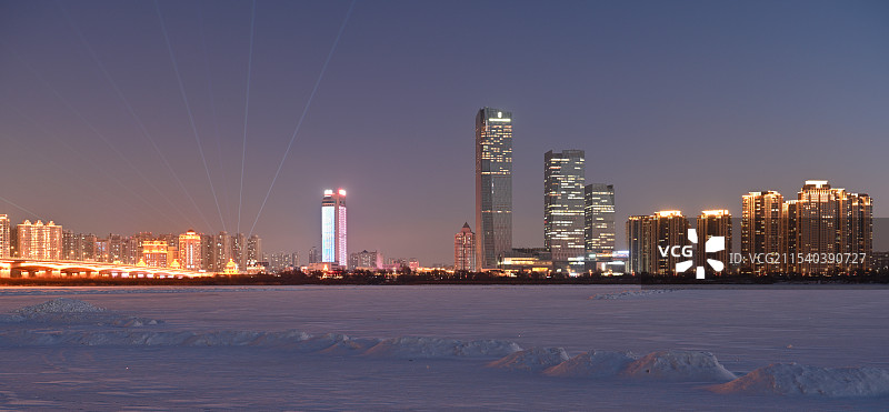 城市风光夜景天际线 哈尔滨 松花江畔 城市天际线 夜景 富力 中心 CBD图片素材