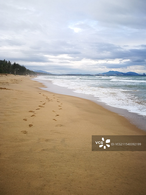 三亚海滩沙滩上的一串脚印阴天图片素材