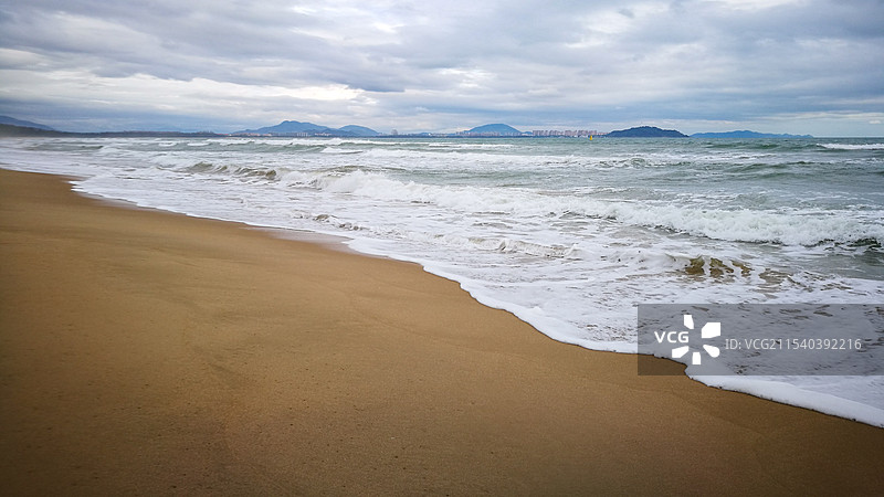 三亚海边阴天沙滩浪花泡沫无人图片素材