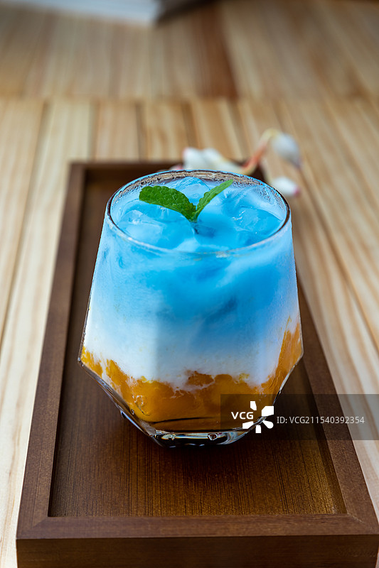 餐桌上的食物和饮料的高角度视图-精致下午茶-蓝色妖姬图片素材