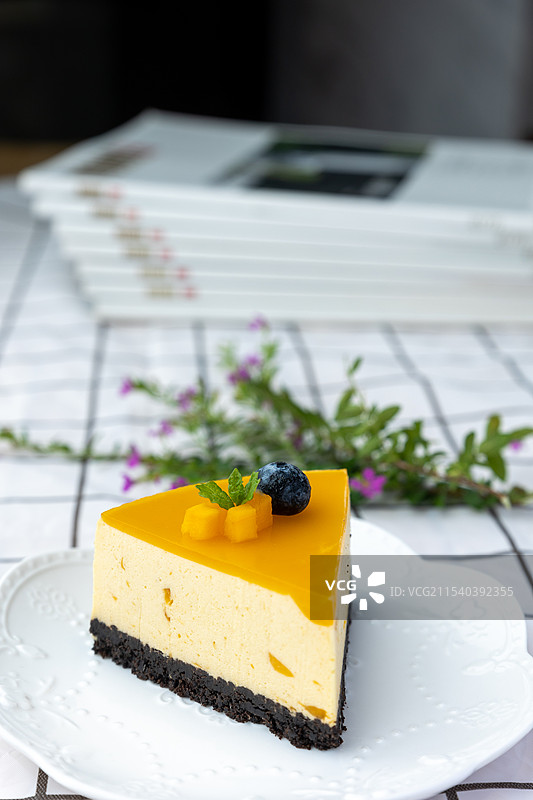 桌上盘子里蛋糕片的特写镜头-精致下午茶图片素材