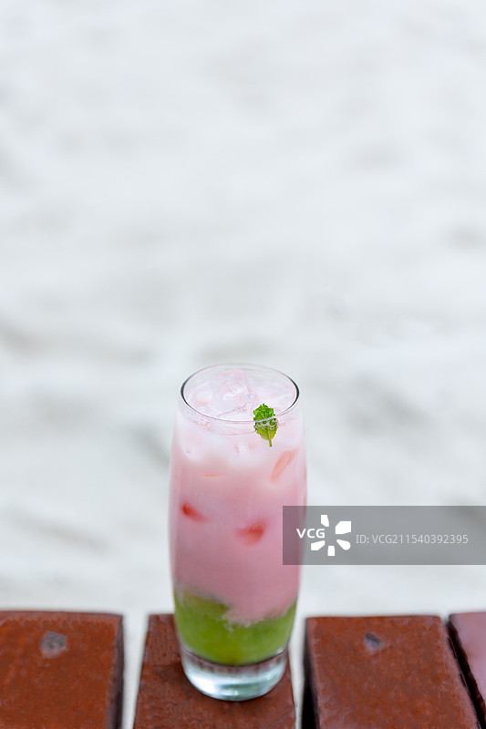 桌子上的玻璃饮料特写镜头-精致下午茶图片素材