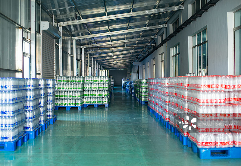 中国货运设备用品拍摄主题，车间仓库里大桶的矿泉桶装水纯净水商品，户外白昼无人图像摄影图片素材