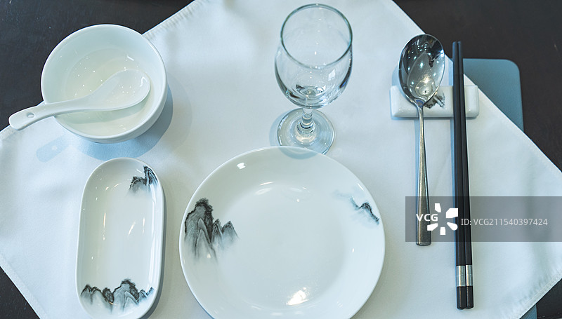 中国餐饮行业，空的餐桌拍摄主题，中国传统木制圆桌上的透明玻璃和餐具，室内无人图像摄影图片素材