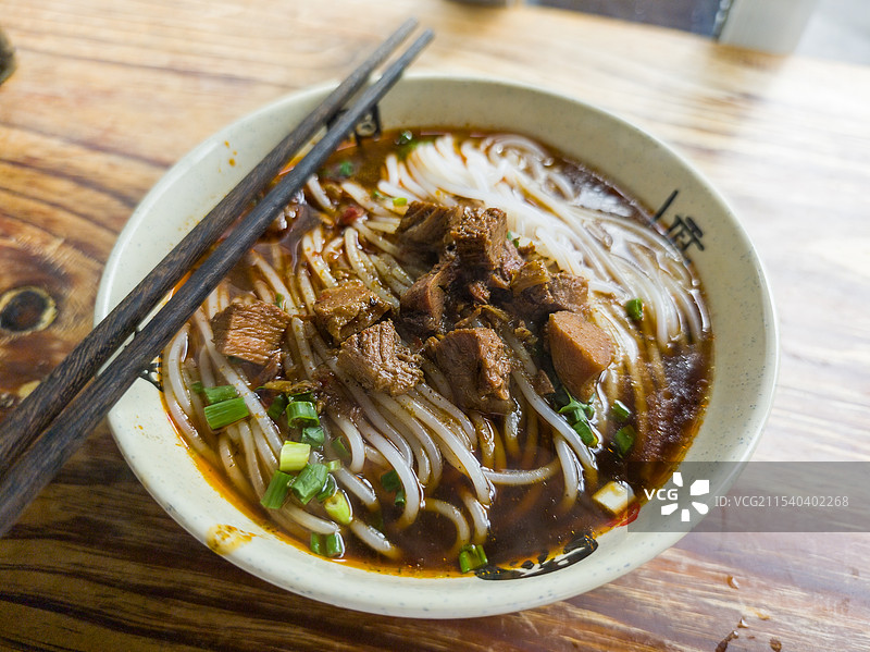 桌上一碗湖南牛肉粉特写图片素材