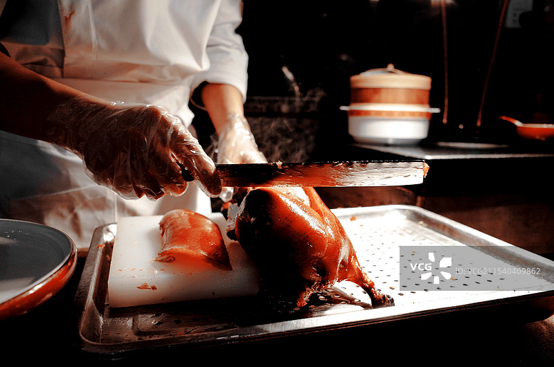 正在制作中的烤鸭图片素材