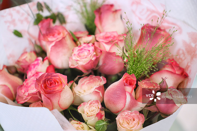 凡尔赛复古红高级感玫瑰花束图片素材