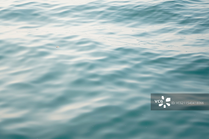 柔和清澈的水面图片素材