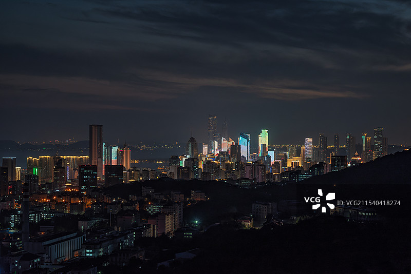 七观台远观夜幕初临时的青岛沿海商业中心图片素材
