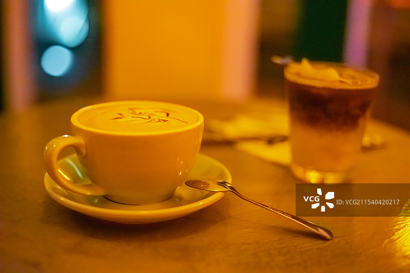 中国健康生活方式拍摄主题，静吧酒吧桌子上摆着一杯拿铁咖啡和饮料冷饮，室内无人图像摄影图片素材