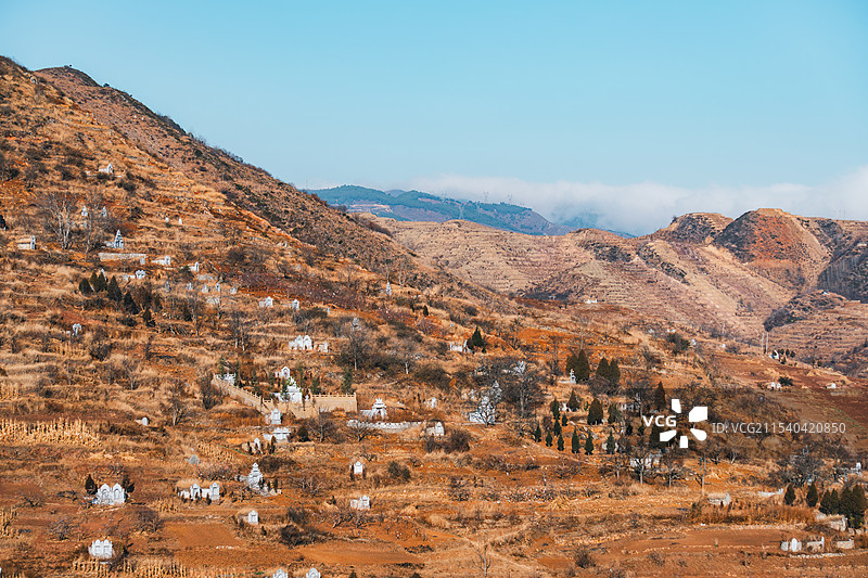 高山上的墓地图片素材