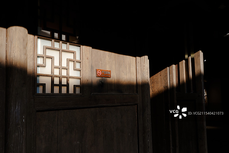 门上的光影图片素材