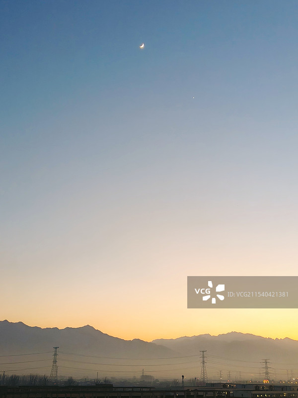 傍晚蓝调时刻长庚伴月终南山上图片素材