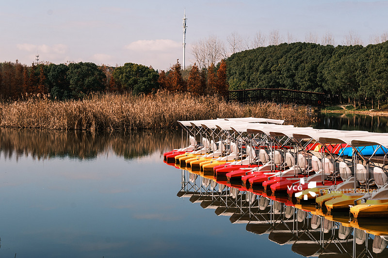 同里湿地公园湖边的小船图片素材