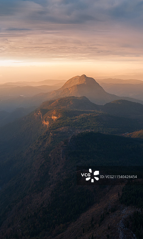 昆明西山森林公园清晨航拍大青山及滇池图片素材