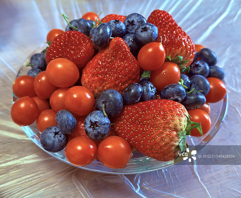 草莓蓝莓圣女果果盘图片素材