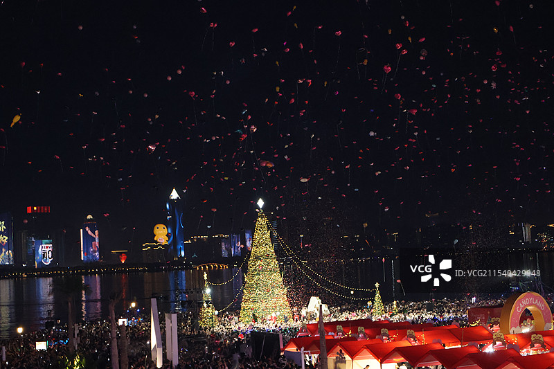 2025年元旦海南海口海口湾世纪大桥海边跨年夜现场人山人海灯光烟花建筑倒影气球放飞瞬间图片素材