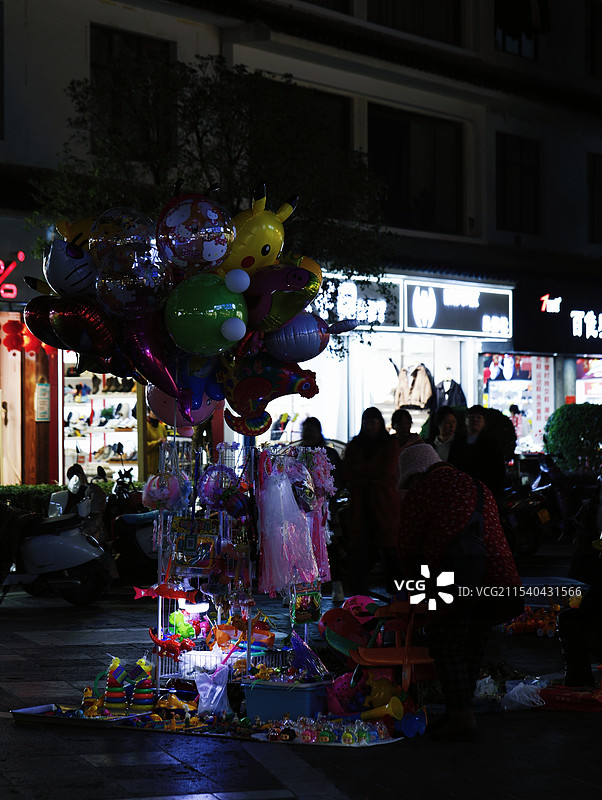 夜市里的气球摊图片素材